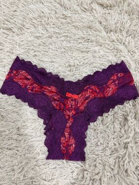 NWT 2010 VTG Rare Victoria’s Secret SLT Purple Feather Print Cheeky Panty Small